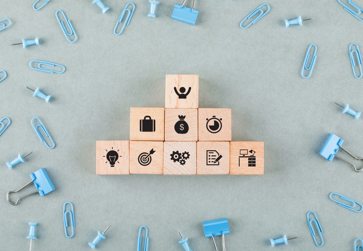 Imagen de dados mostrando iconos de actividades empresariales