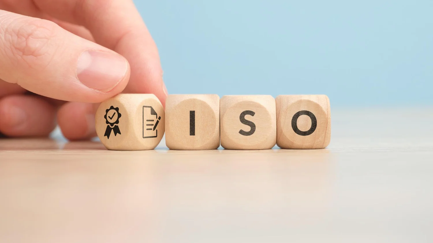 Imagen de dados mostrando la palabra ISO