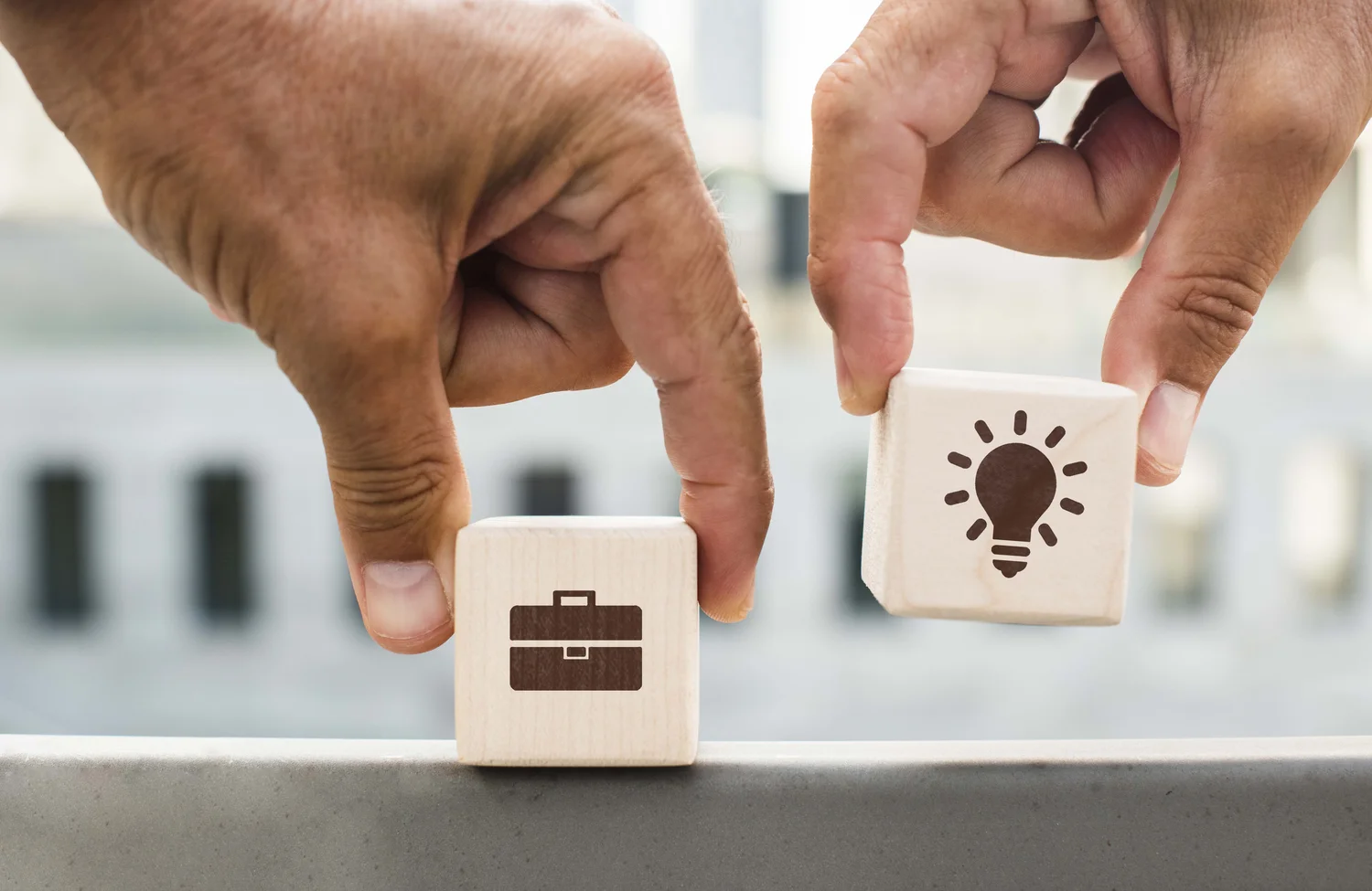 Imagen de dados mostrando iconos de ideas en negocios